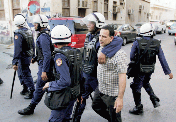 شرطة من البحرين تعتقل احد المواطين