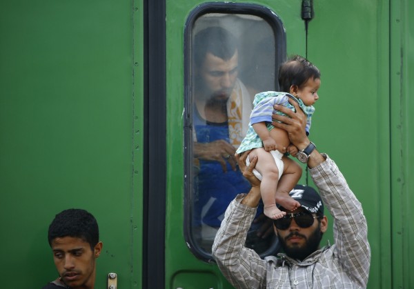  مهاجرون من سوريا في محطة للقطار في هنغاريا Reuters