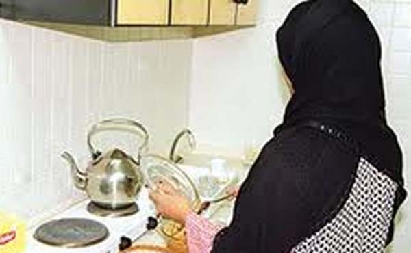 تفيد تقارير بأن اليد اليمنى للهندية كاستوري منيراثيتام قطعت على يد ربة عملها لدى محاولتها الفرار من المنزل الأسبوع الماضي. 