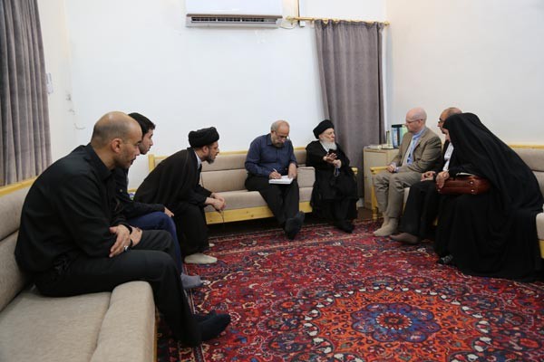 سماحة المرجع الكبير السيد الحكيم(مدّ ظله) خلال استقباله وفد الصليب الاحمر الدولي