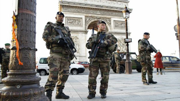 هجمات باريس أدت إلى مقتل 130 شخصا