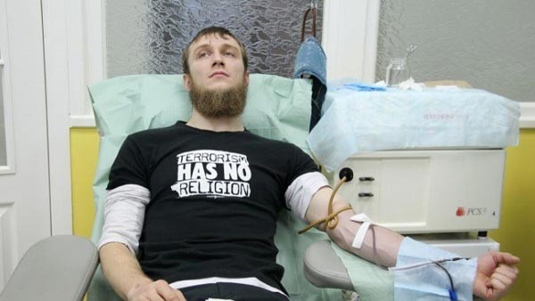 احد المسلمين في موسكو يتبرع بدمه لإغاثة المرضى الاخرين من غير المسلمين (الصورة من وكالة تاس الروسية للانباء)