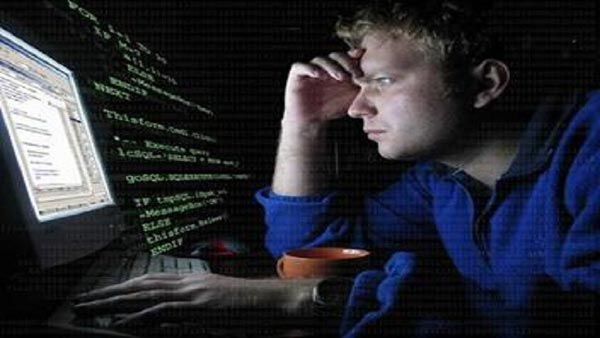 اكتشف العلماء أن شبكة الإنترنت تثير شكوك الشخص بمعلوماته الشخصية.