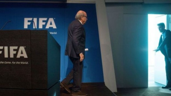 استقال رئيس الاتحاد الدولي لكرة القدم، سيب بلاتر، من منصبه، وذلك بعد أيام من إعادة انتخابه لفترة ولاية خامسة. تورطت الهيئة التي تحكم كرة القدم في العالم في فضيحة فساد، وأسفرت عن حملة اعتقالات لشخصيات بارزة في الاتحاد، وضمت اتهامات بتلقي رشى. 