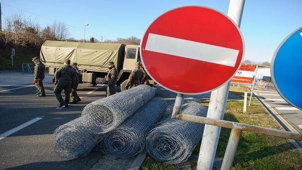 جنود يستعدون لبناء سياج عند نقطة العبور التي يستخدمها اللاجئون بين النمسا وسلوفينيا AFP Rene Gomolj