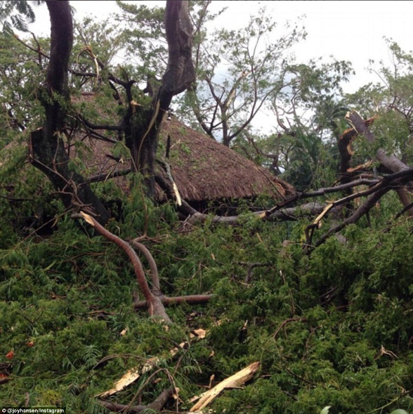 316801FC00000578-3455448-Entire_villages_are_feared_destroyed_in_Fiji_after_cyclone_Winst-a-48_1456010657569