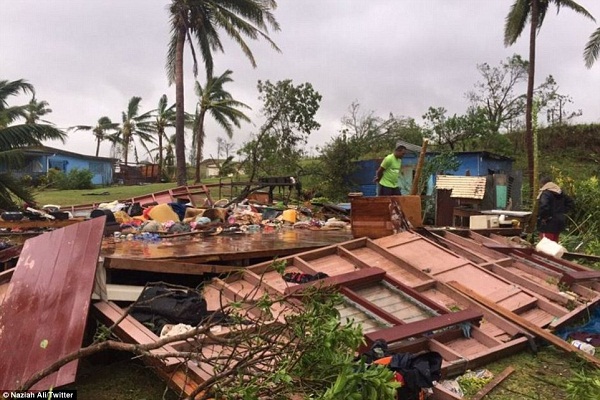 316805D400000578-3455448-A_family_looks_at_the_remains_of_their_home_to_search_for_posess-a-47_1456010657508 (1)