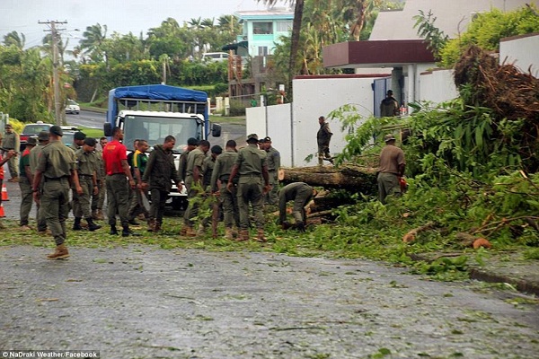 316810F800000578-3455448-Fijian_soldiers_assist_with_the_clean_up_on_Sunday_morning_and_i-a-18_1456010654976