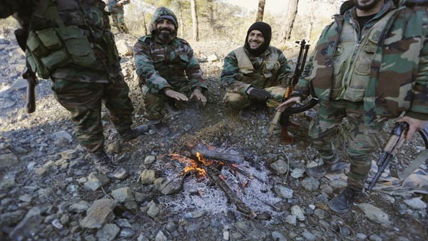 Reuters جنود سوريون في استراحة محارب بريف حلب