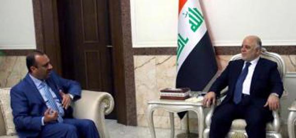 رئيس الوزراء حيدر العبادي خلال لقائه بمحافظ النجف الاشرف لؤي الياسري
