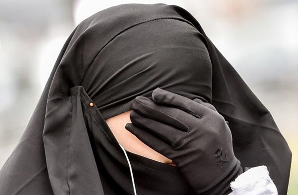 طالبة فرنسية تخوض صراعا قضائيا ضد جامعة طردتها بسبب الحجاب