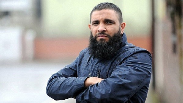 أحمد علي بريطاني مسلم يضطر للهبوط من الطائرة بسبب لحيته