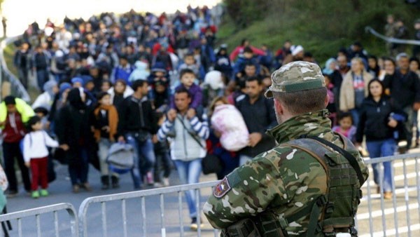 مهاجرون يقطعون طريقا سريعة في اليونان 