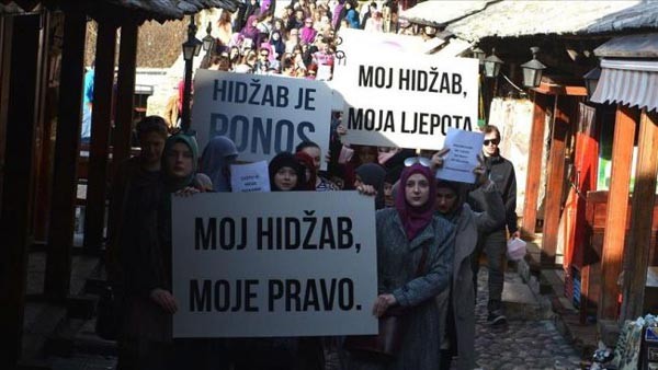 احتجاجات في مدن بوسنية ضد منع موظفات القضاء من ارتداء الحجاب