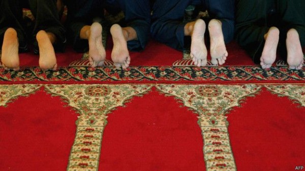 يخلع المسلمون أحذيتهم داخل المساجد