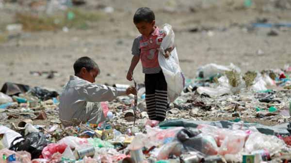 AFP Image caption يحتاج حوالي عشرة ملايين طفل يمني لمساعدات إنسانية لمنع تدهور حالتهم 
