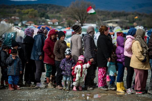 afp.com / / اندريه ايساكوفيتش لاجئون ينتظرون حصصا غذائية في مخيم عشوائي عند الحدود اليونانية المقدونية قرب بلدة ايدوميني، في 24 آذار/مارس 2016 
