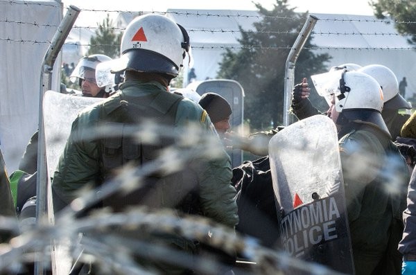 afp.com / اف ب / روبرت اتاناسوفسكي الشرطة اليونانية تبعد مهاجرين افغان من منطقة قرب الحدود مع مقدونيا في غيفغليا في 23 شباط/فبراير 2016 