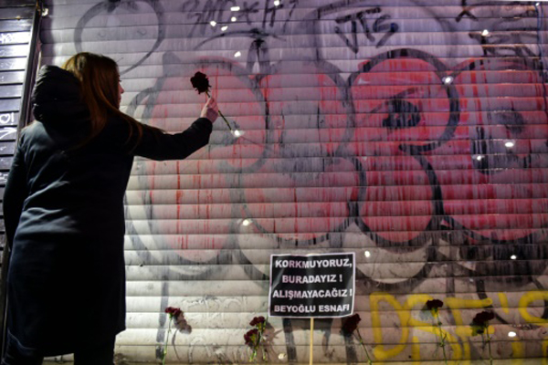 afp.com / / بولنت كيليس امرأة تضع وردة في موقع التفجير الانتحاري في اسطنبول 19 N`hv 2016 