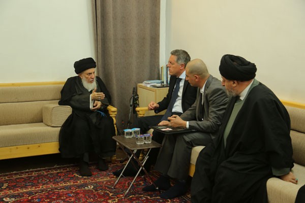سماحة المرجع الديني الكبير السيد محمد سعيد الحكيم (مدّ ظله) خلال استقباله سفير الاتحاد الأوربي في بغداد