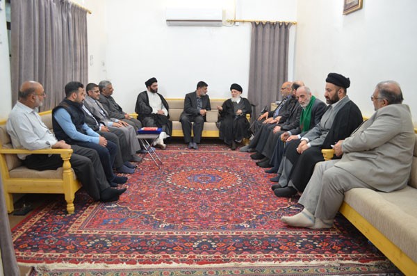 سماحة المرجع الديني الكبير السيد محمد سعيد الحكيم (مدّ ظله) خلال استقباله وفدا مشتركا من العاملين في العتبتين المقدستين الحسينية والعباسية في كربلاء المقدسة