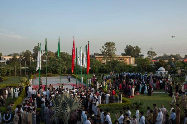 رايات العتبات المقدسة ترتفع في سماء العاصمة الباكستانية إسلام آباد