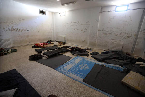afp.com / اف ب / جوزيف عيد صورة بتاريخ 31 اذار/مارس لغرفة استخدمها تنظيم الدولة الاسلامية سجنا في تدمر 