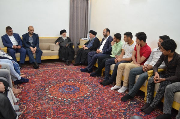 سماحة المرجع الديني الكبير السيد محمد سعيد الحكيم (مدّ ظله) خلال استقباله مجموعة من طلبة محافظة بابل 