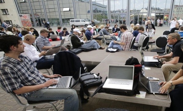  شباب يستخدمون الواي فاي للاتصال بالإنترنت / Reuters Ints Kalnins