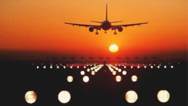 من السهل تعقب الطائرات، ولكن تداخُل الموجات الكهرومغناطيسية يكثر حول المطارات مما يصعب من تلك المهمة 