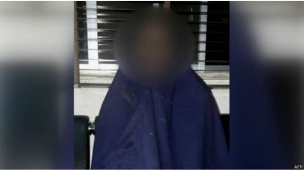 من بين الرهائن المحررات فتاة يعتقد انها اختطفت مع أكثر من مائتي تلميذ من مدرسة تشيبوك عام 2014. 