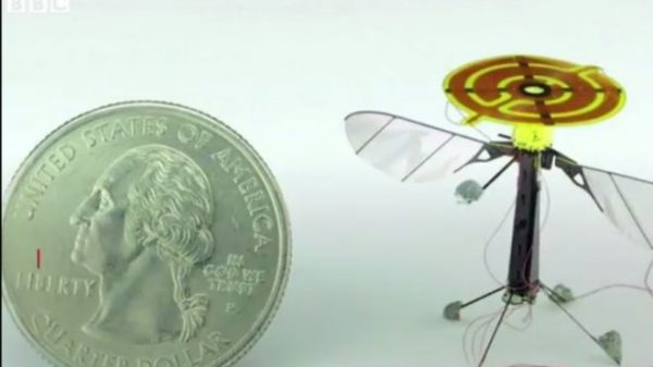 الروبوت الصغير بحجم الحشرة الطائرة، أو العملة المعدنية الصغيرة 