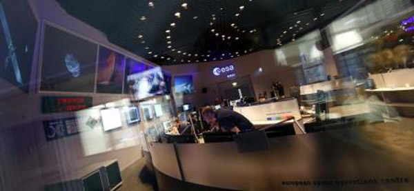 جانب من مركز التحكم بوكالة الفضاء الاوروبية في دارمشتاد بألمانيا - صورة من أرشيف رويترز. 
