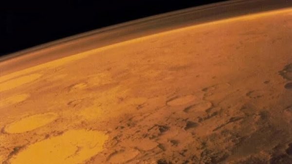 دراسة: المريخ مر بعصر جليدي منذ 400 ألف عام الحكمة – متابعة : كشفت دراسة نشرت في مجلة العلوم عن عصر جليدي كان قد مر به المريخ وانتهى منذ 400 ألف سنة، وهي تؤكد ما تم التنبؤ به منذ سنوات وهو أن المريخ مر بعدة دورات من العصر الجليدي. وتؤكد تقارير نشرت سابقا، على وجود مياه متجمدة على سطح كوكب المريخ، وإن تحليل هذه المياه كان الهدف الأساسي للعلماء من أجل فهم كيفية تغير هذا الكوكب مع مرور الوقت، خاصة إذا كان وجودها يعني أنه صالح للحياة. وقام الباحثون باستخدام البيانات التي جمعتها مركبة الفضاء التابعة لناسا من خلال مسح الكوكب الأحمر، بتتبع ظواهر التعرية وفعل الرياح وآثار الجليد الذي كان يتقدم ويتراجع على مر الوقت، مما أعطى الباحثين جدولا زمنيا بها لحين انتهاء العصر الجليدي الأخير. ويذكر أن دراسة تغير المناخ على سطح المريخ، يعطينا فكرة عن ظاهرة الاحتباس الحراري التي تحدث على كوكب الأرض، ويزودنا بمعرفة ما يمكن أن يحدث للأرض في المستقبل باعتبار المريخ أقرب كوكب للأرض في النظام الشمسي. المصدر: engadget المحطة الفضائية الدولية المريخ كواكب ناسا - NASA الولايات المتحدة 