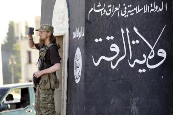 احد عصابات داعش في الرقة السورية (رويترز)