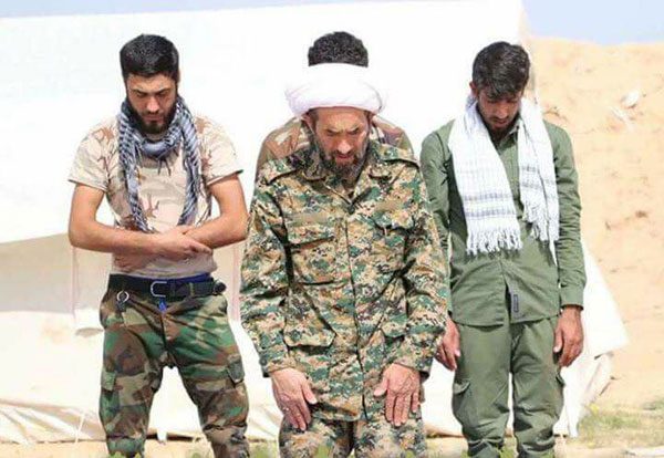 مقاتلون من المتطوعين الشيعة والسنة يؤدون فريضة صلاة الظهر في تخوم مدينة الفلوجة ظهر اليوم الثلاثاء 24 من ايار 2016