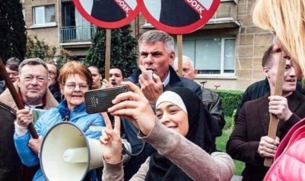 زكية بلخيري.. فتاة تواجه مظاهرة ضد الإسلام بـ"سيلفي"