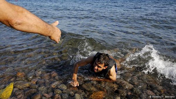 جرفت الأمواج جثث نحو 85 مهاجرا إلى ساحل مدينة زوارة الليبية بعد غرقهم أثناء محاولتهم عبور المتوسط نحو أوروبا