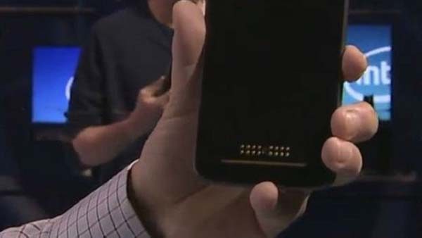 يمكن تركيب الملحقات عبر 16 نقطة معدنية صغيرة في الجزء الخلفي من هاتف Moto Z. 