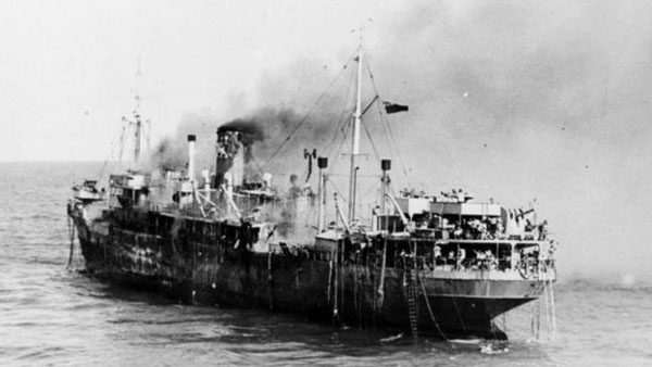 IMPERIAL WAR MUSEUM Image caption السفينة "إس إس إمباير باترول" تشتعل وهي تحمل 500 يوناني قادمين من بورسعيد 