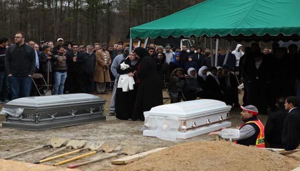 مراسم دفن ثلاثة طلاب مسلمين في أميركا (واشنطن بوست-أرشيفية)