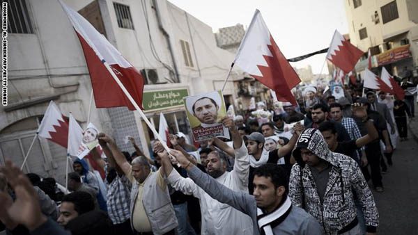 صورة أرشيفية لاحتجاجات في البحرين ضد اعتقال علي سلمان (على الملصقات)، رئيس حركة المعارضة الشيعية "الوفاق"