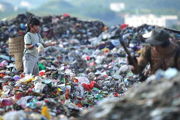 guiyang-chinese-migrant-workers-children-scavenging-garbage-landfill-01