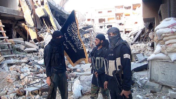 داعش تسيطر على ثلثي مساحة مخيم اليرموك تقريبا وتسعى لانتزاع بقيته من يدي جبهة النصرة منذ أبريل نيسان