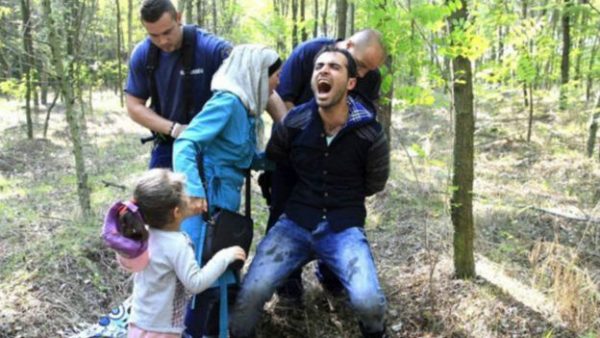 REUTERS السلطات المجرية تعتقل اسرة لاجئة بالقرب من حدودها في اواخر العام الماضي 
