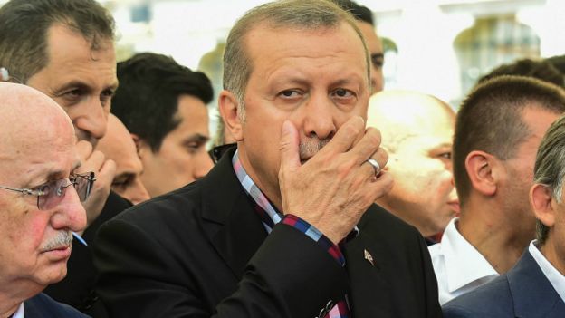 GETTY IMAGES تعهد اردوغان بأن يدفع الضالعون في محاولة الانقلاب ثمنا باهظا. 