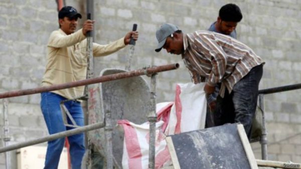 160804045651_workers_in_saudi_640x360_reuters