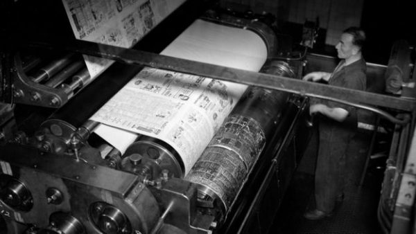 نسخ من صحيفة "دايلي إكسبريس" أثناء الطباعة في أغسطس/آب 1935 