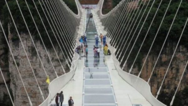 160819115943_china_longest_glass_bridge_640x360_reuters_nocredit