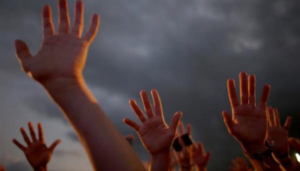 قد تكون برودة اليدين أعراضاً لأمراض أخرى(جو رايدلي/Getty) - See